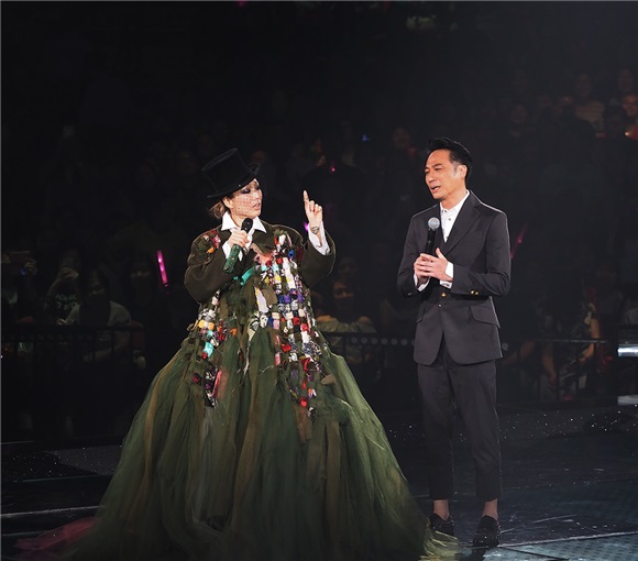 郑秀文第七场红馆演唱会 吴镇宇罕见献声助阵