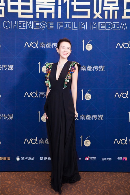章子怡甘为华语电影当义工 五连任传媒盛典大使深V抢镜