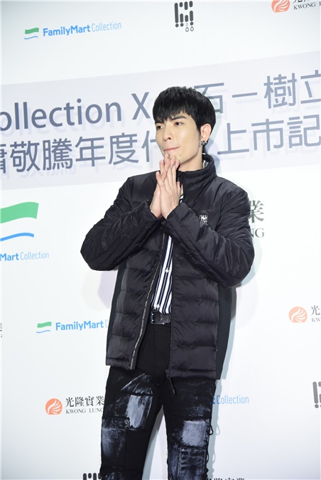 萧敬腾出席羽绒衣代言发布会