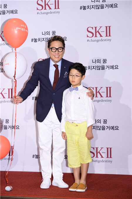 金喜爱、女团少女时代成员Sunny、歌手尹钟信及儿子尹拉益等出席某品牌活动