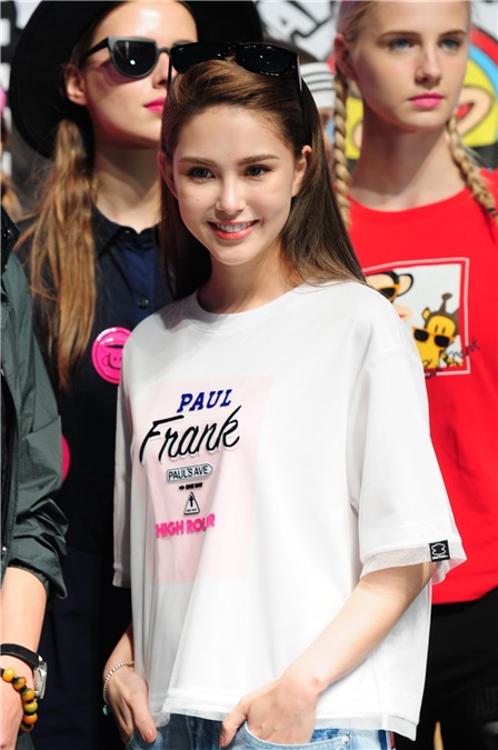 昆凌助阵Paul Frank新品发布会 「天王嫂」穿上白Tee+牛仔裤青春如少女