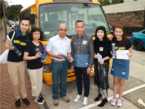 11月21日,香港演员林保怡与歌手蔡立儿在九龙塘约道14号地下约克中英文幼稚园门外出席《至FIT安全驾驶大行动》派发福袋活动,二人在街头找一些职业司向他们讲解安全驾驶的正确观念及向他们派发纪念毛巾,希望各界职业司机在工作时安全驾驶。