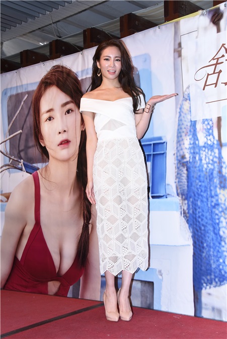 Nikita舒子晨举办个人性感写真集签书会 闺蜜茵茵、夏语心突袭站台惊喜庆生