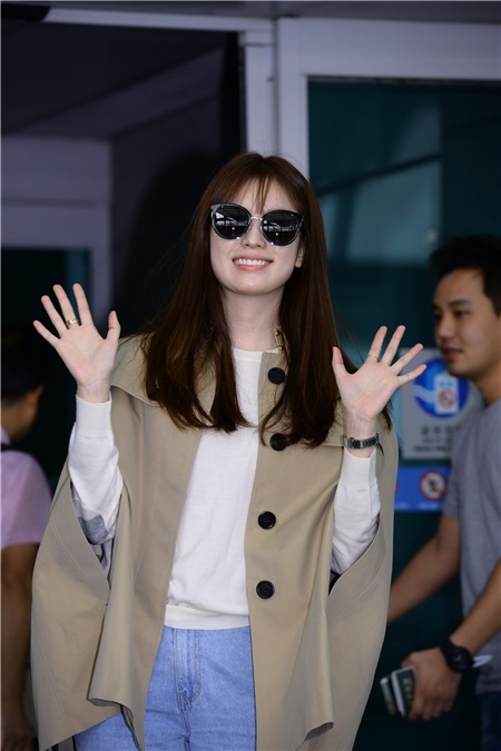 韩孝周现身机场 时尚洒脱展现女神魅力