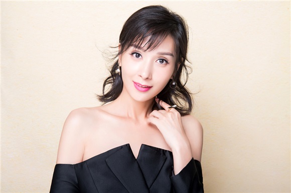杨恭如黑色礼服显端庄 女王范儿十足气场强