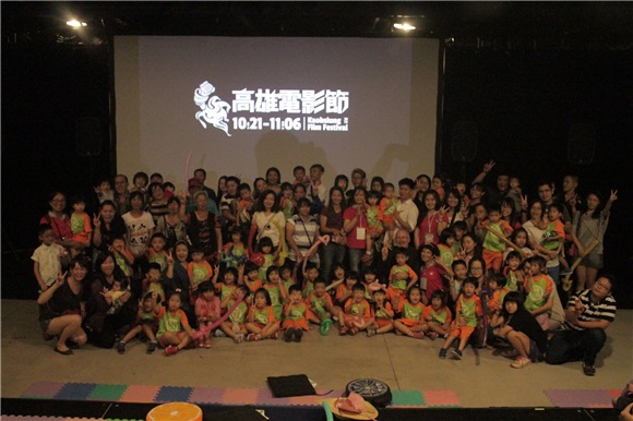 雄影「亲子同乐会」艺企相挺 蚵寮「非营利幼儿园」开心看电影