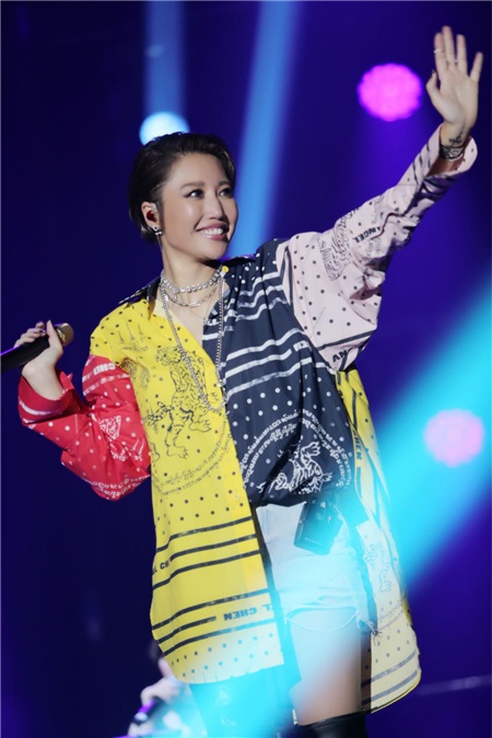 A-Lin世界巡演海外首站告捷 大秀腹肌美腿送粉丝福利