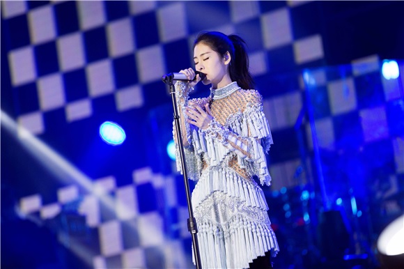 张碧晨「自饰」演唱会震撼开唱 周笔畅助阵现场逗趣互动