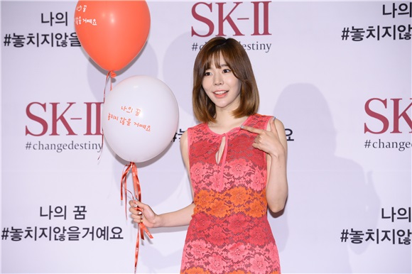 金喜爱、女团少女时代成员Sunny、歌手尹钟信及儿子尹拉益等出席某品牌活动
