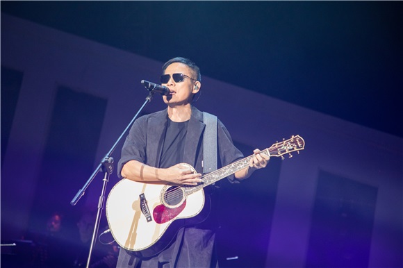 罗大佑巡演深圳站经典再现 歌迷太热情三度返场求放过