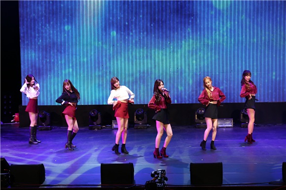 韩国女团APINK开演唱会