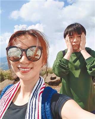 吴青峰被好友田馥甄揪去爬山被认出   妙回「我是Ella」笑翻旁人