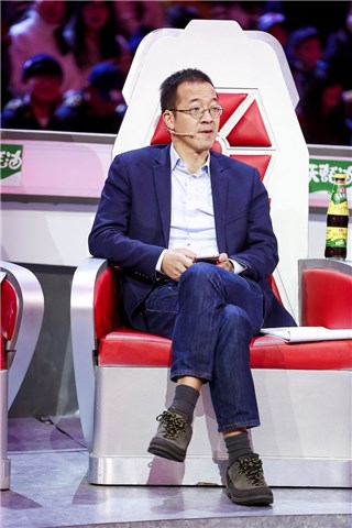 俞敏洪认真观看比赛