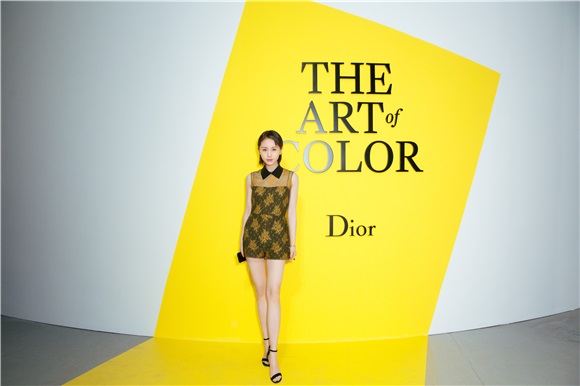 王子文出席时尚品牌艺术展 新发型清新自然少女感十足