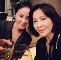 王菲刘嘉玲姐妹俩开喝 同框合影敬粉丝
