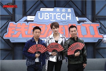 战队经理人杨迪(左)、朱正廷(中)、黄健翔(右)