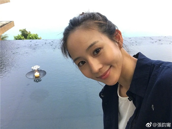 实习崴:气质女神张钧甯收到这个 竟笑得如孩子般灿烂