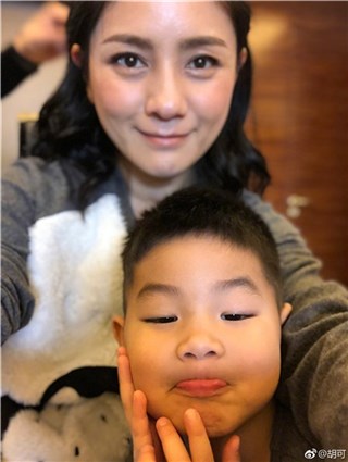胡可晒小鱼儿幼时对比照 沙溢大赞爱妻变美：尼莫头变大了