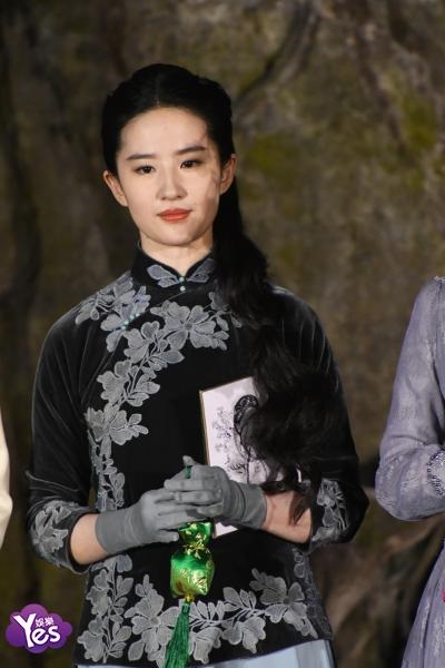 〈Yes 浙江现场〉刘亦菲国民装尽显东方美人气韵 井柏然儒雅现身养眼十足