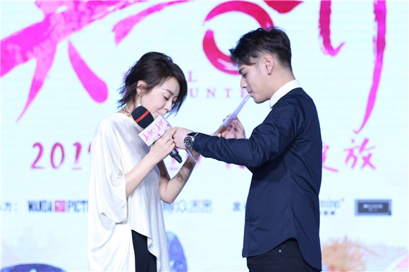 《美容针》3.10迎春上映 闫妮杠上杜天皓演欢喜版「她的名字」