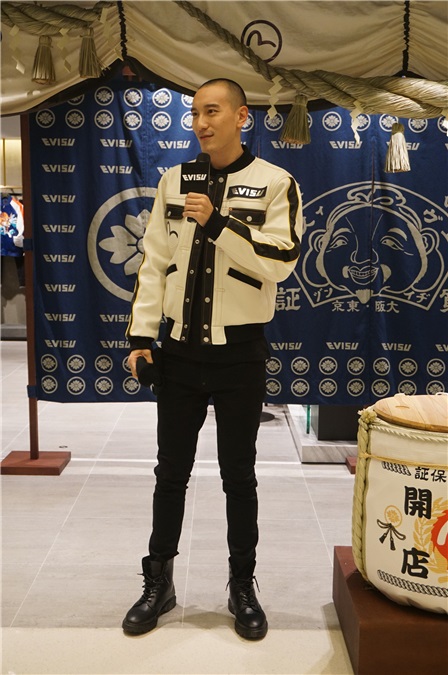 王阳明今出席日本潮牌新店开幕式