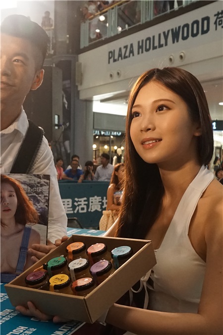 「鸡排妹」郑家纯出席粉丝见面会