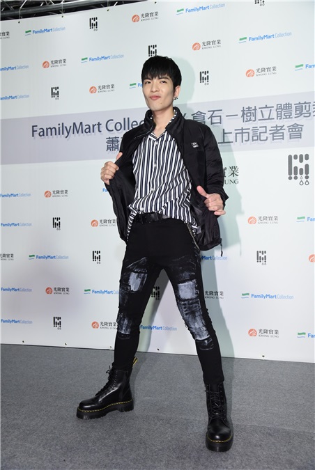 萧敬腾出席羽绒衣代言发布会