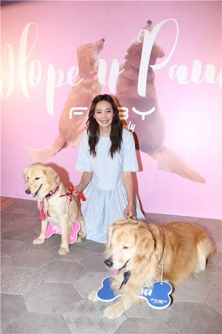 王心恬出席黄金猎犬特调公益指彩记者会