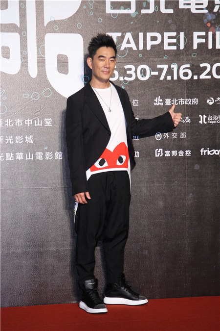 任贤齐与导演欧文杰等出席电影 《树大招风》宣传