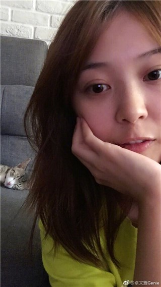 卓文萱女歌手不做 竟跑去替牠铲屎