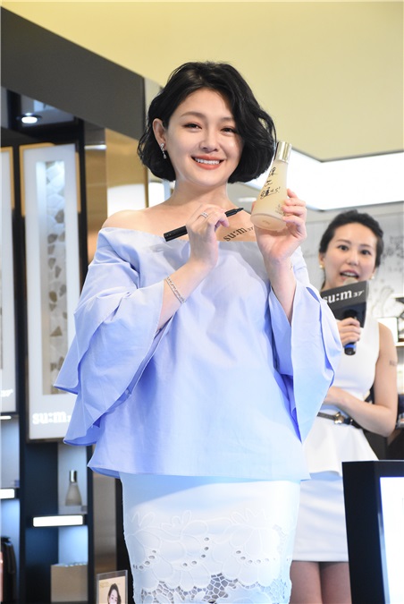 大S徐熙媛出席保养品专柜开幕剪彩活动