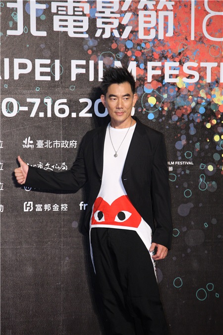 任贤齐与导演欧文杰等出席电影 《树大招风》宣传