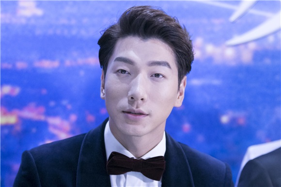 Bigbang成员胜利致歉火车事件 郭碧婷碎花裙小清新