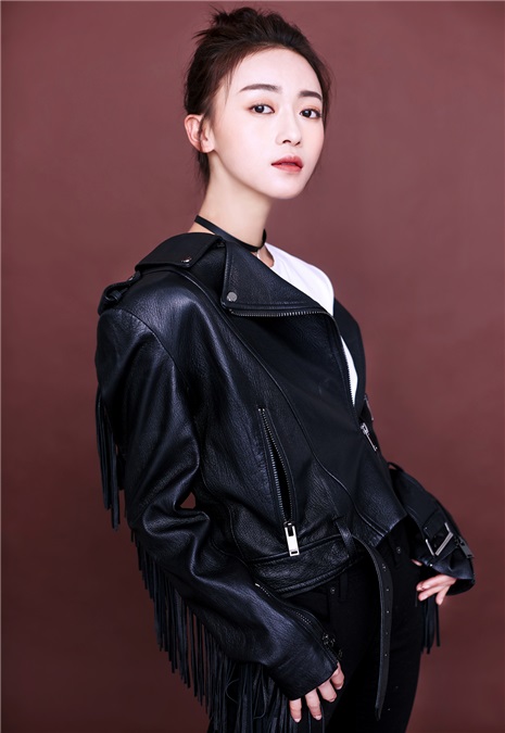 《凤囚凰》吴谨言变少女太后 皮衣choker演绎最潮太后
