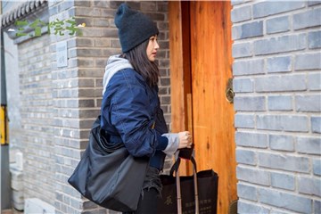瞿颖在院子门口