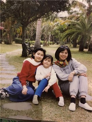 (Selina、妹妹与妈妈都非常美丽 图/翻摄自任妈脸书)