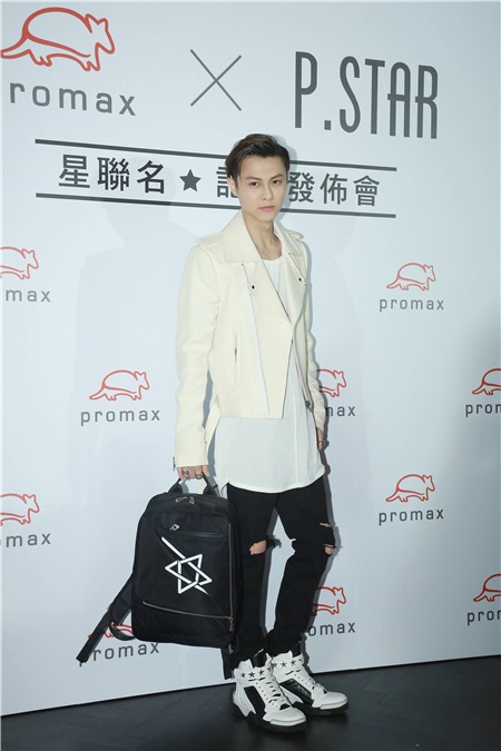 王子邱胜翊为某品牌包包站台