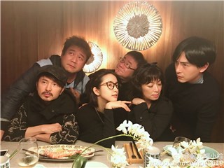 恶吻再聚！郑元畅林依晨与“父母”聚会 网友：“售后”赞
