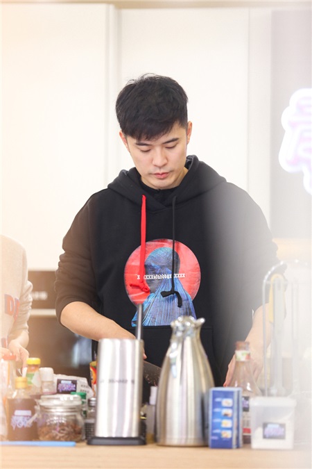 陈赫《青春旅社》大展惊人厨艺 网友:被黄色火焰烧到了