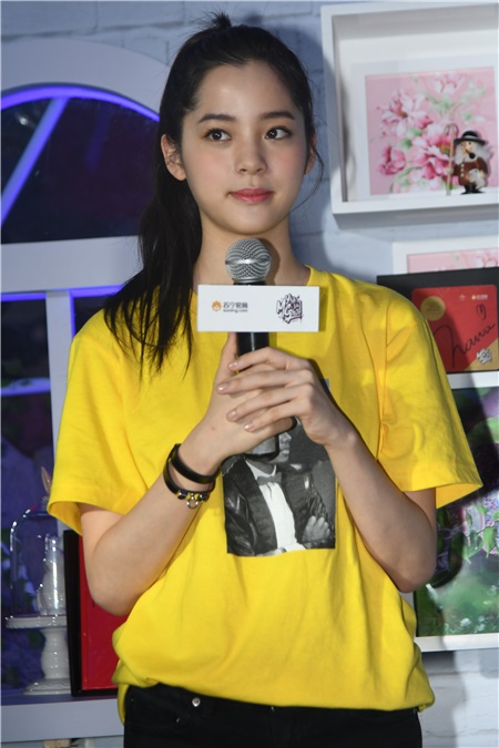 欧阳娜娜现身苏宁快闪店 携众人写纸条为九寨沟的祈福