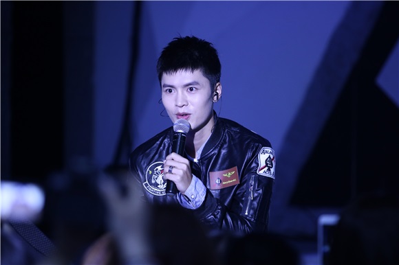 宁桓宇生日会与粉丝亲密互动 神秘嘉宾现身送祝福