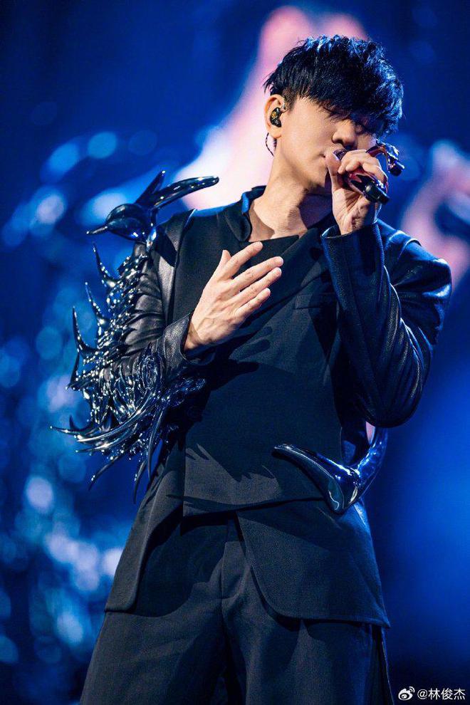 荧光棒乌龙事件：林俊杰纽约演唱会发周深荧光棒的意外插曲