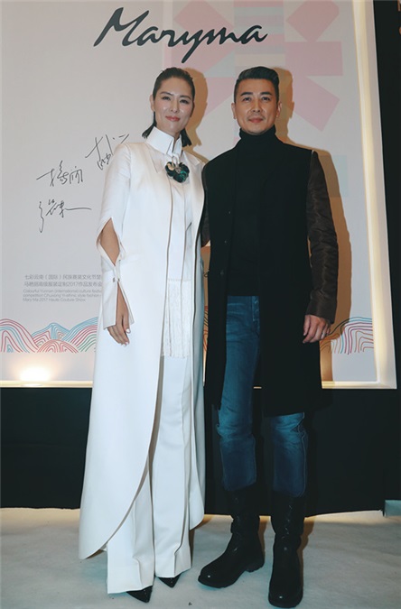保剑锋亮相时装周 长腿男神实力吸睛