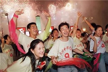 黄晓明20年前庆祝回归照片曝光 回忆这些年表示过得很幸福
