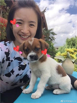 林依晨趁工作空档去游丽江 传统服饰打扮让人惊艳