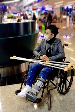 潘美辰从舞者肩上摔下,韧带扭伤