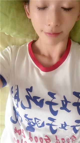林志玲晒美照感恩好皮肤抢镜 网友笑侃：奶油味的