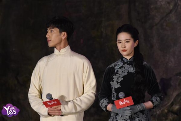 〈Yes 浙江现场〉刘亦菲国民装尽显东方美人气韵 井柏然儒雅现身养眼十足