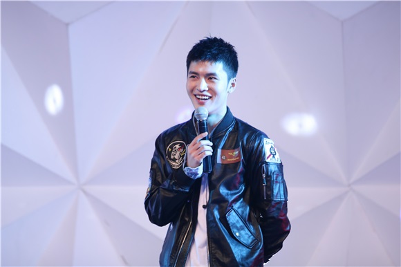 宁桓宇生日会与粉丝亲密互动 神秘嘉宾现身送祝福