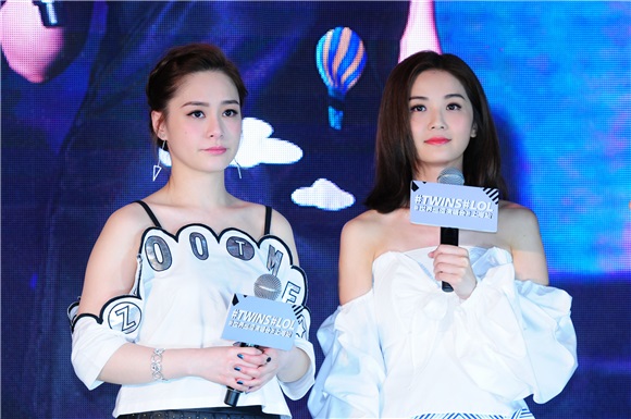 Twins巡回演唱会上海站开启 出道15周年白色姐妹装青春再现